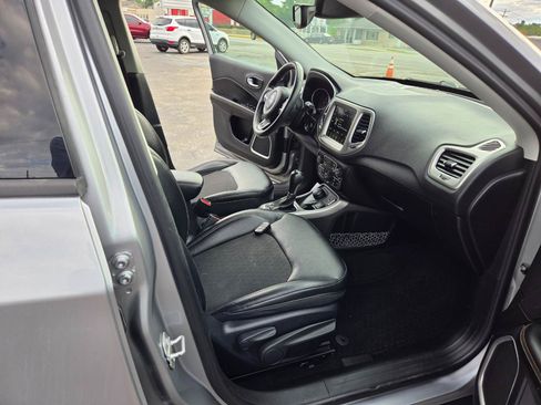 Used 2018 Jeep Compass Latitude w/ Popular Equipment Group AWD/4WD image 13