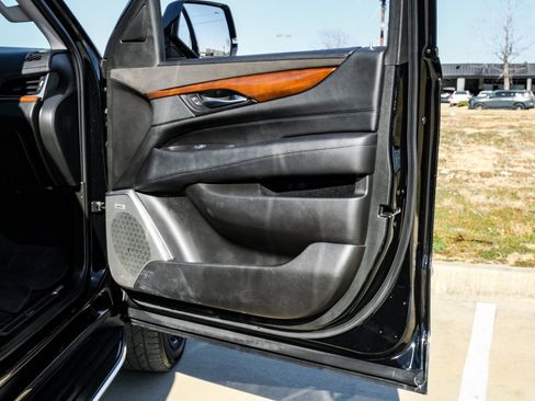 Used 2018 Cadillac Escalade Luxury image 47