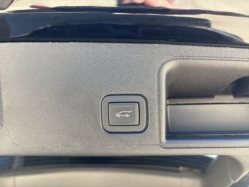 Used 2024 GMC Terrain SLT w/ Infotainment Package II image 18