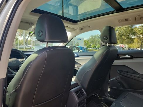 Used 2023 Volkswagen Taos SE w/ Panoramic Sunroof Package image 9