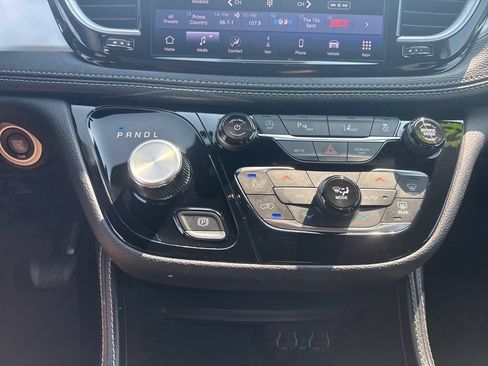 Used 2025 Chrysler Pacifica Limited FWD image 21