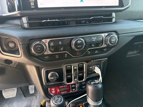 Used 2025 Jeep Wrangler Unlimited Rubicon AWD/4WD image 23