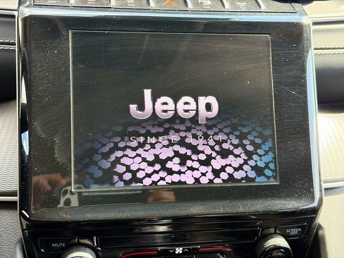 Used 2023 Jeep Grand Cherokee Laredo RWD image 31