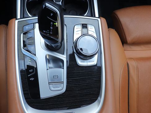 Used 2020 BMW 750i xDrive image 37