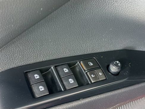 Used 2018 Toyota Camry SE FWD image 21