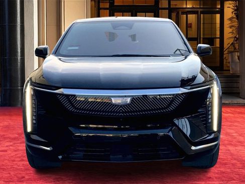 Used 2025 Cadillac Optiq Luxury 1 image 3