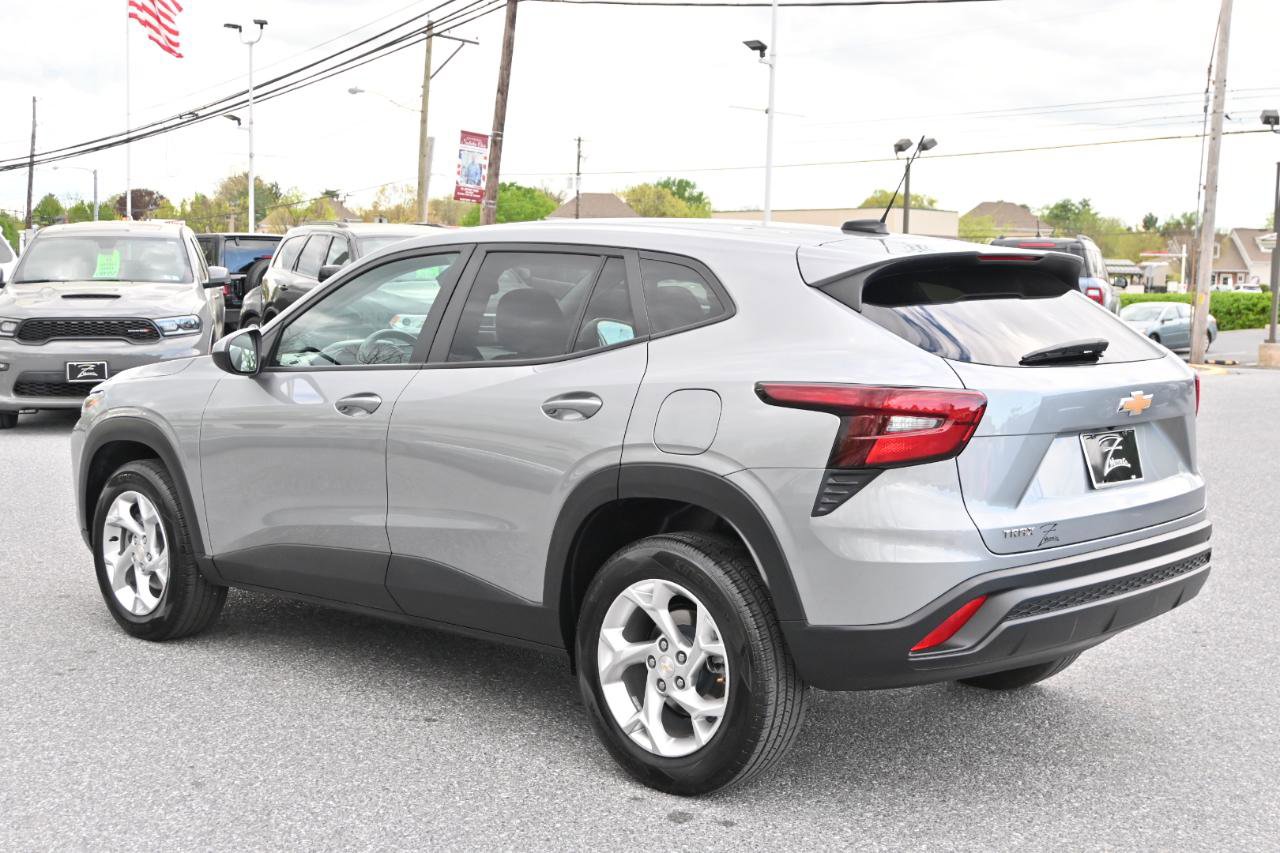 Used 2024 Chevrolet Trax LS w/ LS Convenience Package FWD image 8
