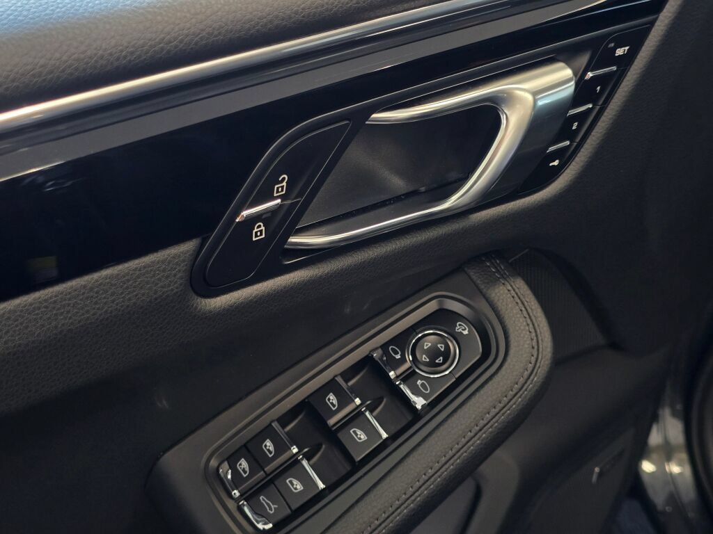 Certified 2025 Porsche Macan AWD/4WD image 34