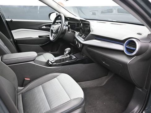 Used 2025 Chevrolet Trax LT w/ LT Convenience Package FWD image 18