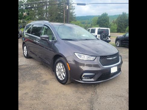 Used 2021 Chrysler Pacifica Touring-L w/ Uconnect Theater Family Group FWD image 2