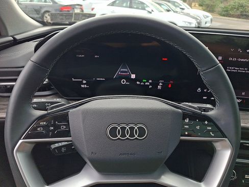 Used 2025 Audi Q5 Premium w/ Convenience Package image 21