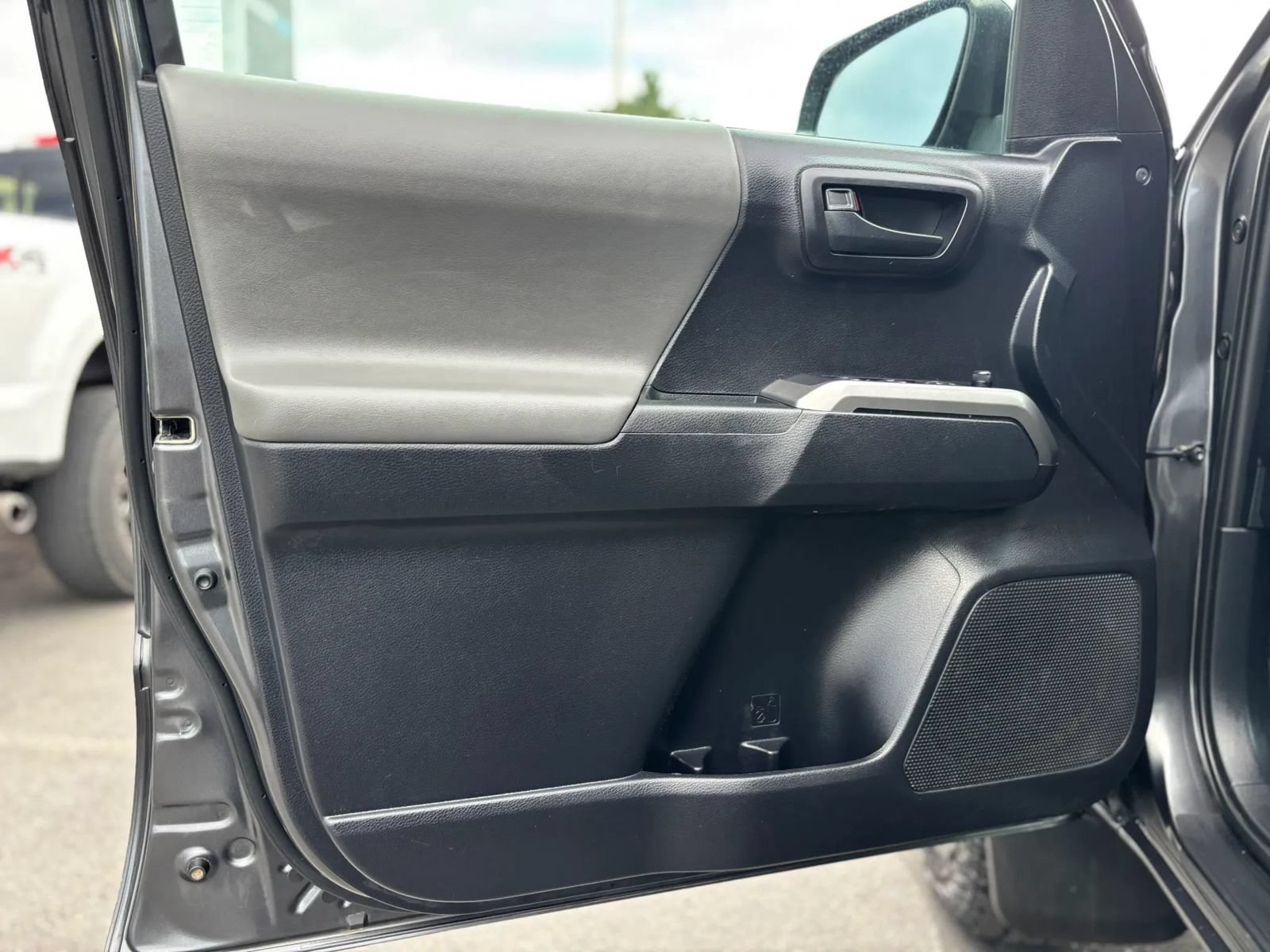 Used 2020 Toyota Tacoma SR5 AWD/4WD image 9