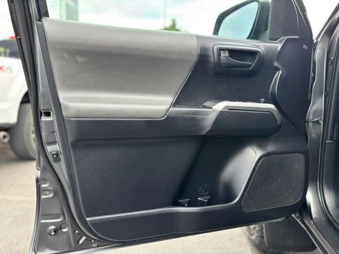 Used 2020 Toyota Tacoma SR5 AWD/4WD image 9