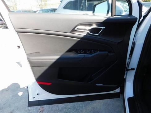 Used 2025 Kia Sportage EX image 11