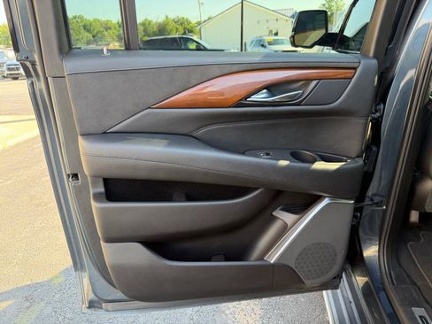 Used 2019 Cadillac Escalade ESV Luxury RWD image 19