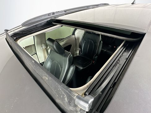 Used 2023 Chrysler Pacifica Limited FWD image 22