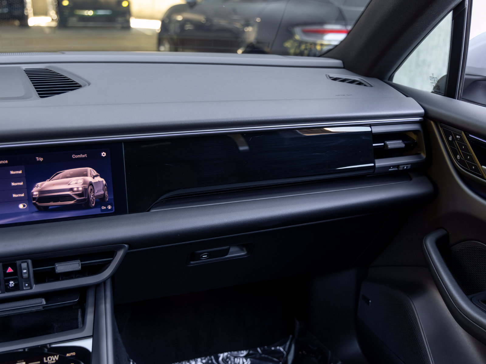 Certified 2025 Porsche Macan Electric RWD image 44
