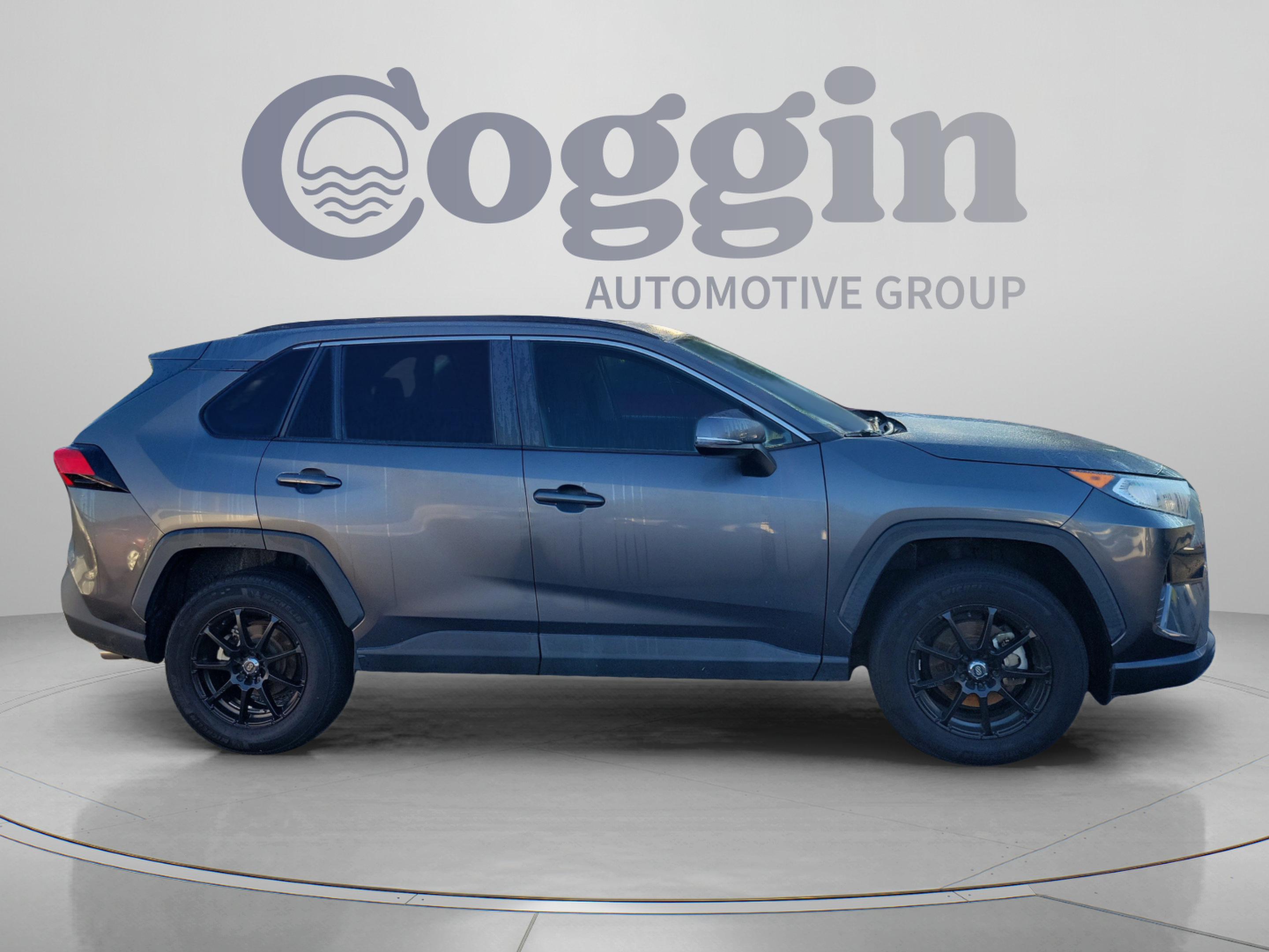Used 2021 Toyota RAV4 XLE w/ Convenience Package FWD image 5