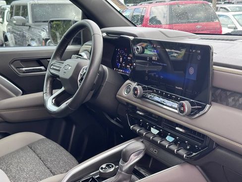 Used 2024 Chevrolet Colorado ZR2 w/ Technology Package AWD/4WD image 5