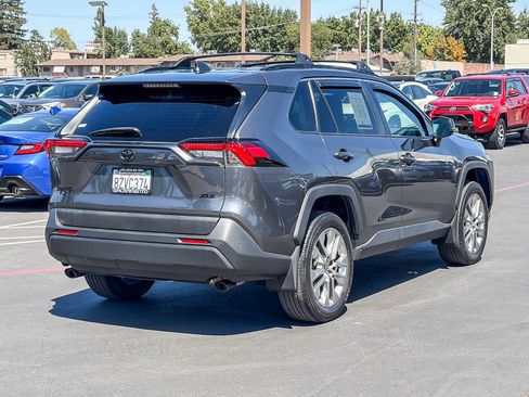Used 2022 Toyota RAV4 XLE Premium w/ Carpet Mat Package (TMS) FWD image 4