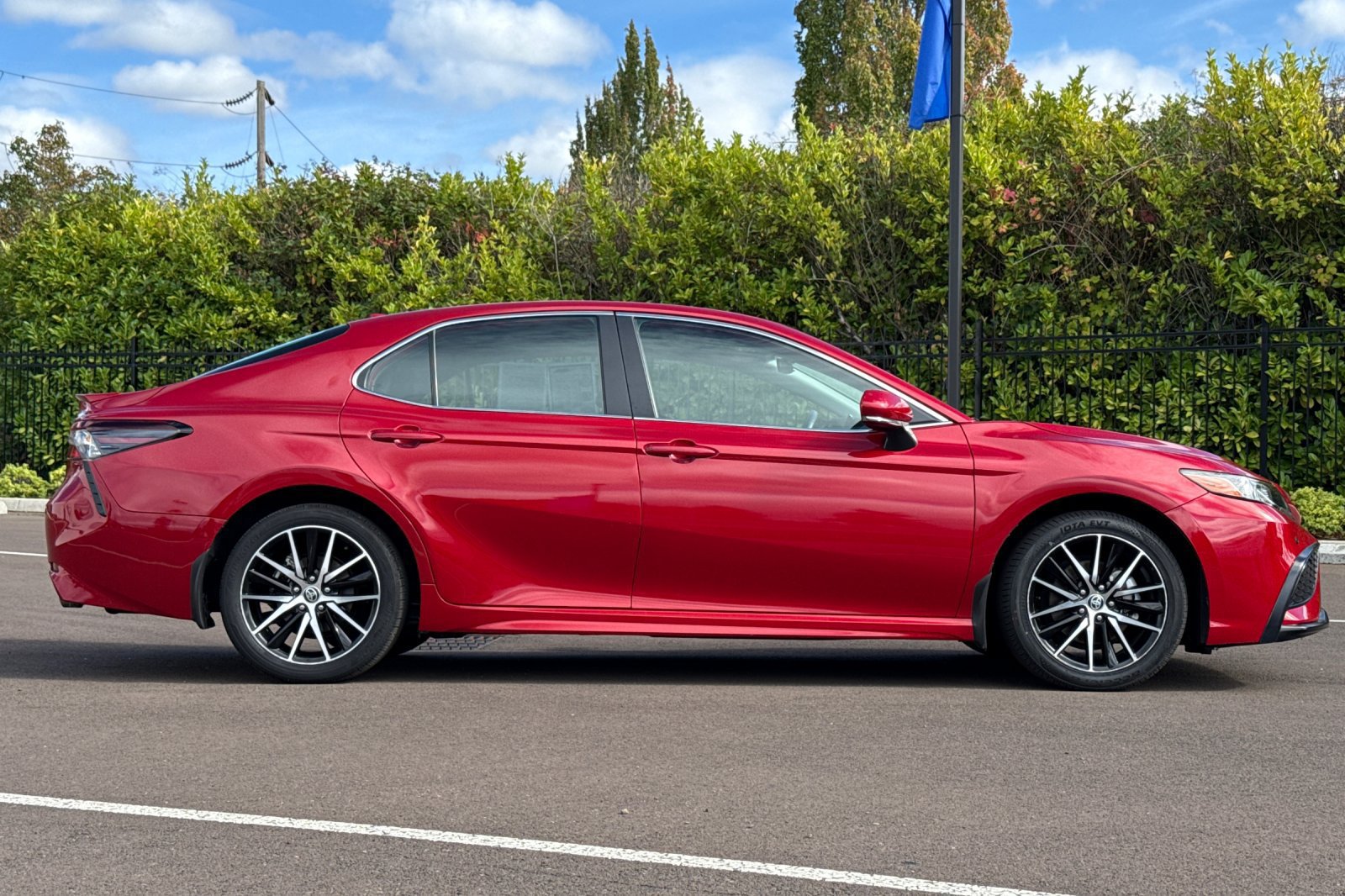 Used 2023 Toyota Camry SE AWD/4WD image 3