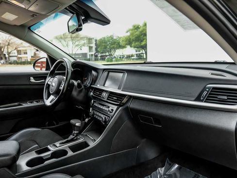 Used 2019 Kia Optima S image 14