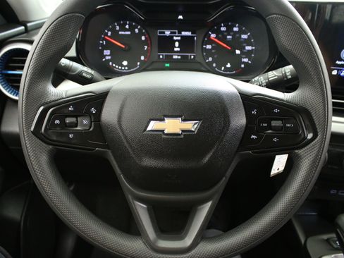 Certified 2025 Chevrolet Trax LS FWD image 13
