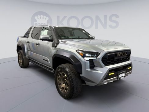 Used 2024 Toyota Tacoma Trailhunter image 10