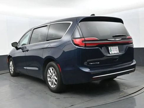 Used 2025 Chrysler Pacifica Select FWD image 9