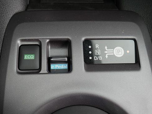 Used 2025 Nissan Leaf S image 35