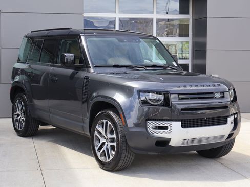 Used 2025 Land Rover Defender 110 S image 3