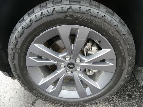 Used 2022 Ford Explorer XLT w/ Equipment Group 202A AWD/4WD image 11