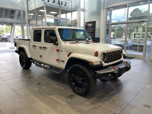 Used 2025 Jeep Gladiator Sport AWD/4WD image 2