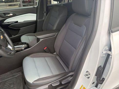 Used 2025 Chevrolet Trax LT w/ Driver Confidence Package FWD image 19