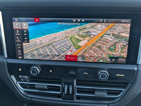 Certified 2024 Porsche Macan image 14