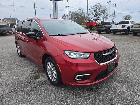 Used 2024 Chrysler Pacifica Touring-L image 3