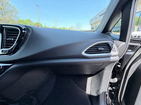 Used 2025 Chrysler Pacifica Select image 20