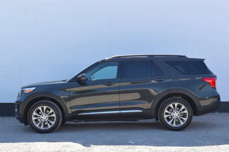 Used 2024 Ford Explorer XLT w/ Equipment Group 202A AWD/4WD image 9