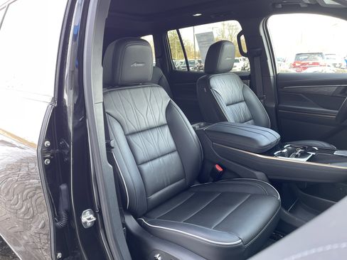 Used 2025 Buick Enclave Avenir image 40