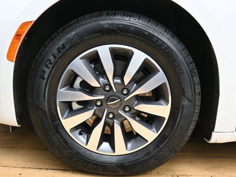 Used 2023 Chrysler Pacifica Touring-L FWD image 11