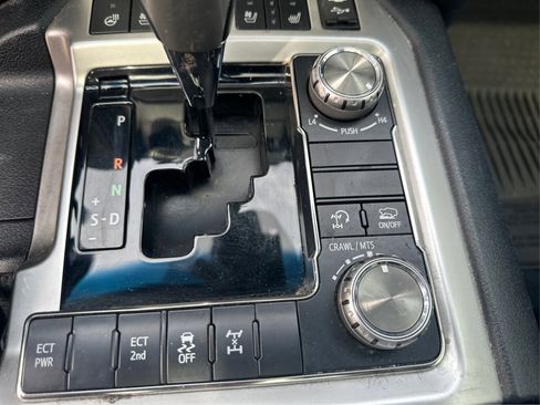 Used 2018 Toyota Land Cruiser image 39