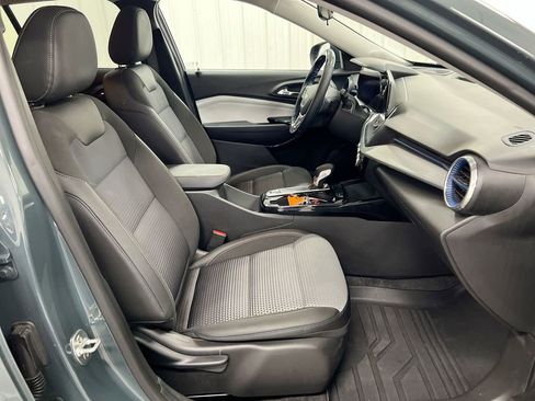 Used 2025 Chevrolet Trax LT w/ LT Convenience Package image 21