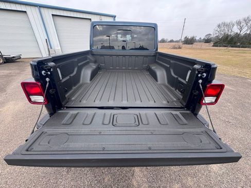 Used 2025 Jeep Gladiator Sport image 9