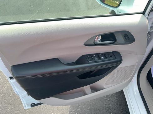 Used 2022 Chrysler Pacifica Touring-L FWD image 13