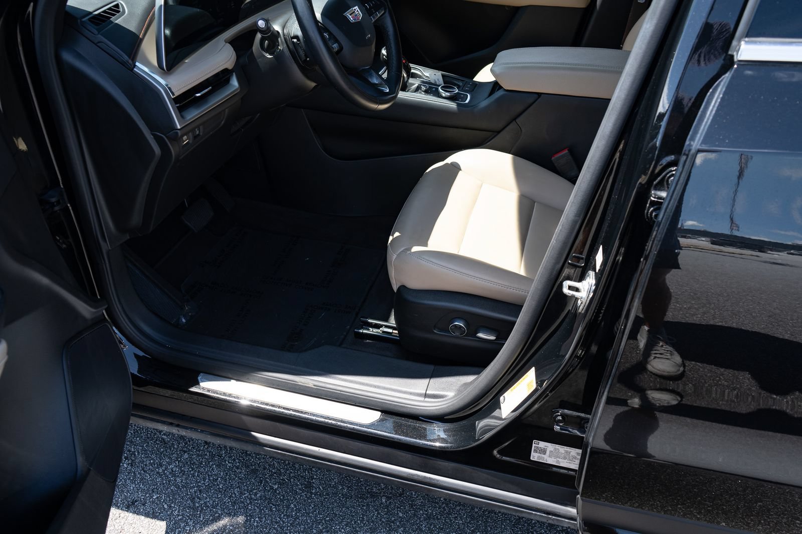 Used 2025 Cadillac XT4 Premium Luxury FWD image 17