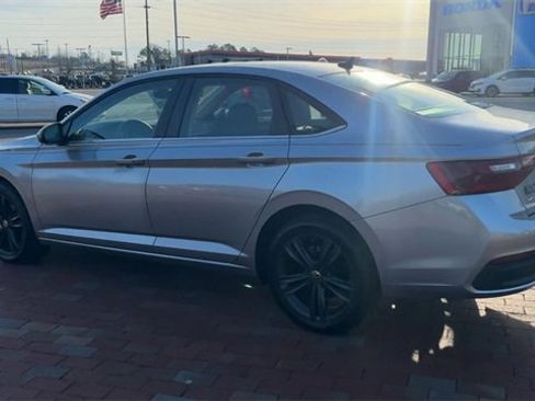 Used 2022 Volkswagen Jetta SE image 9