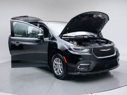 Used 2025 Chrysler Pacifica Select image 16