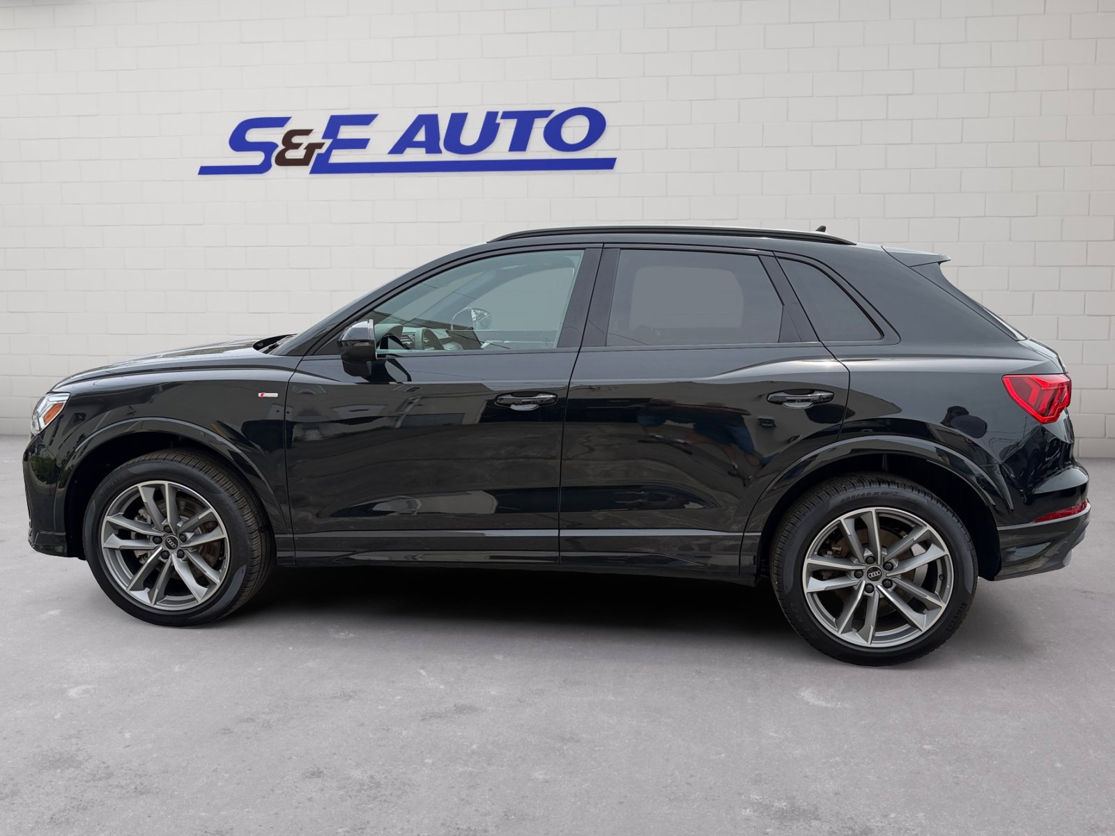 Used 2023 Audi Q3 2.0T Premium Plus w/ Premium Plus Package AWD/4WD image 2