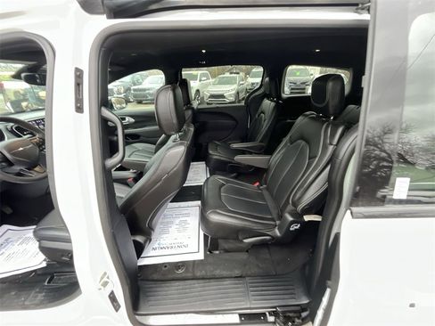 Used 2024 Chrysler Pacifica Touring-L w/ S Appearance Package image 21