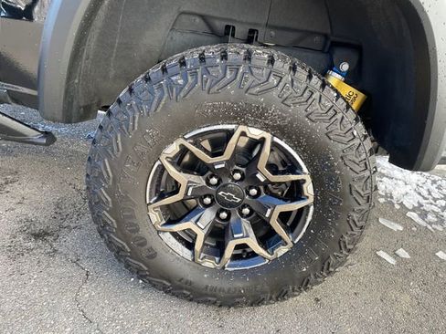 Used 2024 Chevrolet Colorado ZR2 w/ ZR2 Convenience Package III image 17